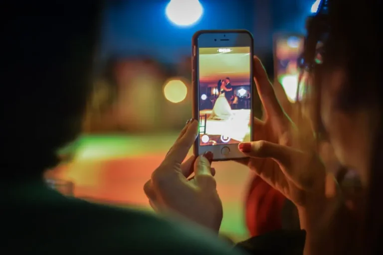 Smartphone tenu à deux mains la nuit