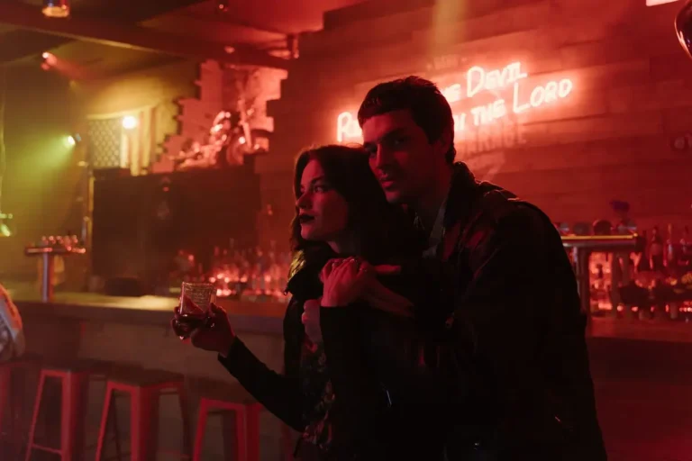 Couple dans un bar aux néons